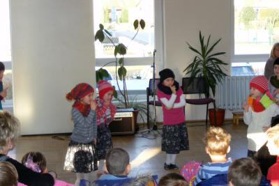Foto des Albums: Neugierige Kinder als Konzertgäste
