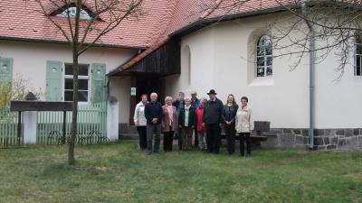 Die ersten Besucher treffen ein.  (Bild vergr&ouml;&szlig;ern)