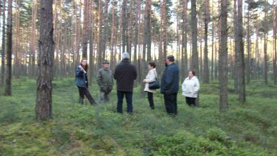 Der Abstecher in den Wald zu den alten Kohlemeilern die uns sachkundig durch Herr Schmidt F&ouml;rster a.  (Bild vergr&ouml;&szlig;ern)