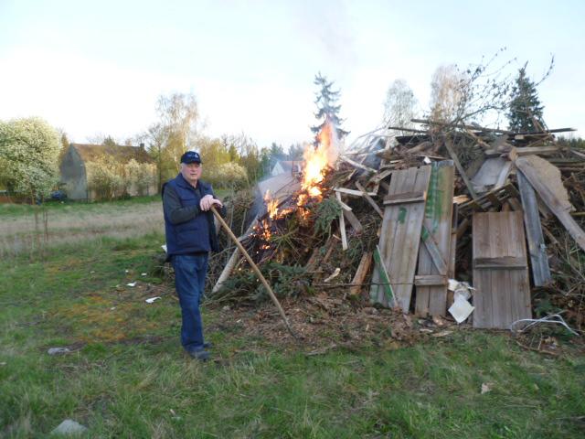 Bild: Jetzt hat der Haufen Feuer gefangen