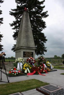 Foto des Albums: Tag der Übergabe der neu gestalteten russischen Kriegsgräberstätte (13.05.2014)