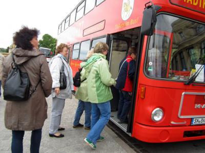 auf geht&acute;s zur Stadttour per Bus 