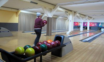 Gudrun beim Bowling 
