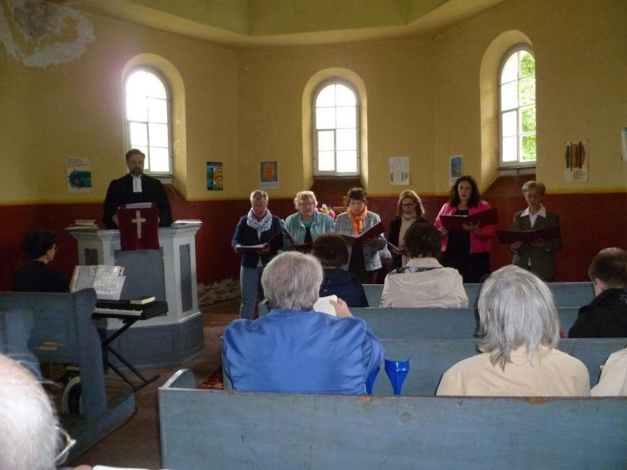 Bild: Gemeinsam sangen alle Besucher mit dem Kirchenchor.