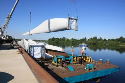 Foto des Albums: Verladung von Windflügel im Hafen Mühlberg