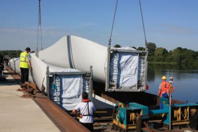 Foto des Albums: Verladung von Windflügel im Hafen Mühlberg