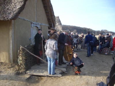 Foto des Albums: Einweihung der Wikinger-Häuser in Haithabu durch MP Carstensen (15.03.2008)