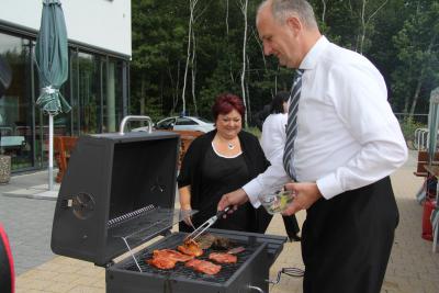 Vorschaubild: Ministerpräsident Woidke grillt Wild