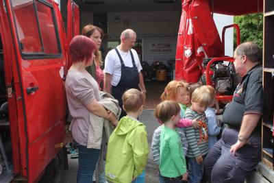 Foto des Albums: Praktischer Teil der Brandschutzerziehung in der Kita "Regenbogen" (03. 07. 2014)