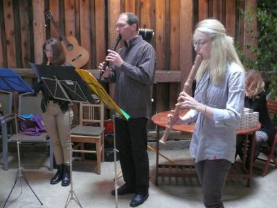 Foto des Albums: Schriftstellerlesung und Musik in Wutike