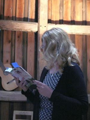 Foto des Albums: Schriftstellerlesung und Musik in Wutike