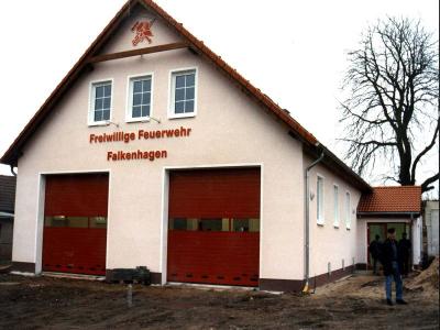 Foto des Albums: Übergabe des Feuerwehrgerätehauses Falkenhagen am 10.10.1998