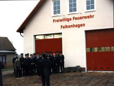 Foto des Albums: Übergabe des Feuerwehrgerätehauses Falkenhagen am 10.10.1998