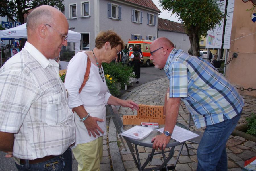Bild: Beim Bürgerfest 2013 informieren sich die französischen Gäste über die Baustein-Aktion
