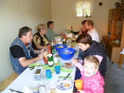 Das reichliche Essen schmeckte den Kindern  (Bild vergr&ouml;&szlig;ern)