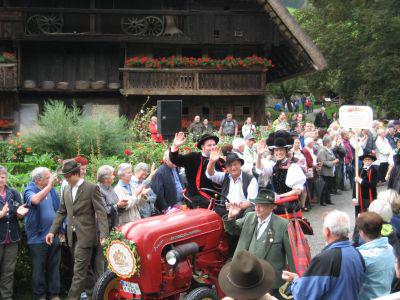 Festumzug am Vogtsbauernhof  (Bild vergr&ouml;&szlig;ern)