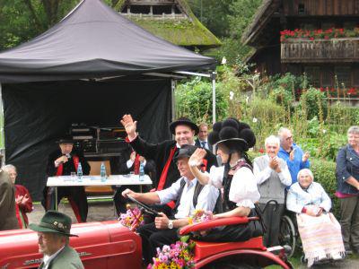 Herr B&uuml;rgermeister Eckert moderiert den Festumzug.  (Bild vergr&ouml;&szlig;ern)