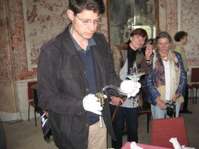 Der Restaurator der Lampenteile  (Bild vergr&ouml;&szlig;ern)