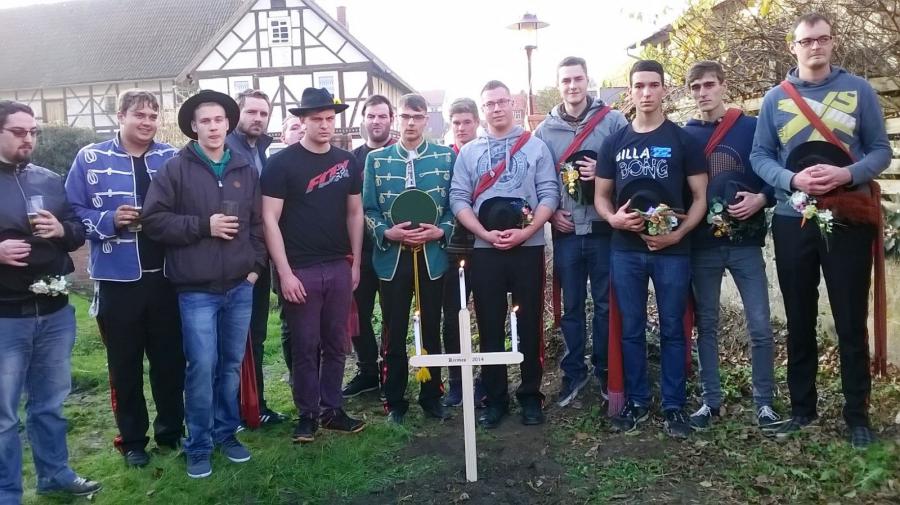 Bild: Die Flasche ist vergraben