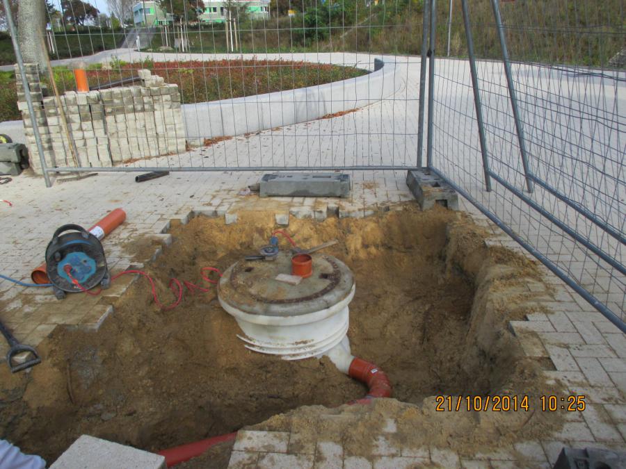Bild: eingebautes Pumpwerk Schmutzwasser/Hausanschlüsse für Citytoilette