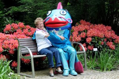 Vorschaubild: mit Wilma Wels auf einer Bank in Brandenburg