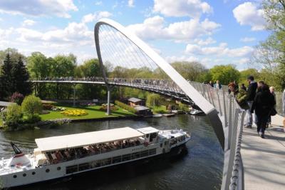 Vorschaubild: Dampferdurchfahrt unter Weinbergbrücke in Rathenow