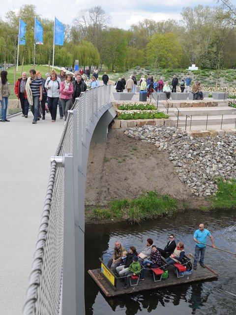 Bild : mit dem Floß unter der Weinbergbrücke in Rathenow