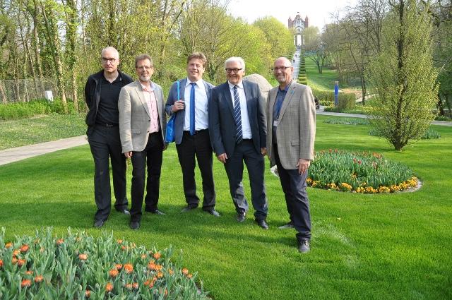Bild : Aussenminister Steinmeier auf dem Weinberg in Rathenow