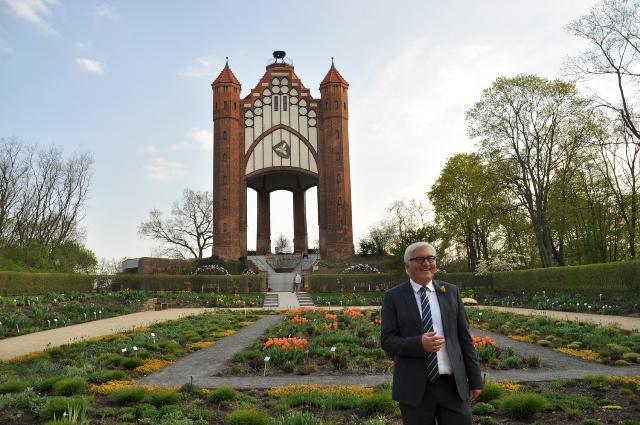 Bild : Aussenminister Steinmeier vor Bismarckturm auf dem Weinberg in Rathenow