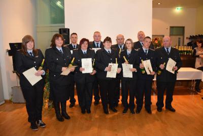 Ausgezeichnete Kammeradinnen und Kammeraden der freiwilligen Feuerwehren   (Bild vergr&ouml;&szlig;ern)