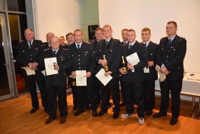 Ausgezeichnete Kammeradinnen und Kammeraden der freiwilligen Feuerwehren   (Bild vergr&ouml;&szlig;ern)