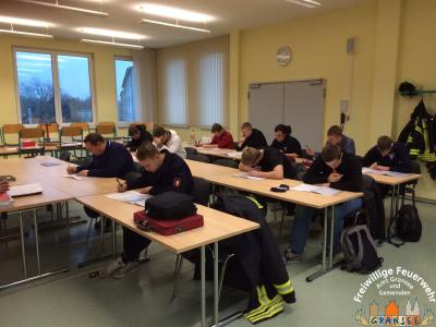 Teilnehmer beim theoretischen Leistungstest 