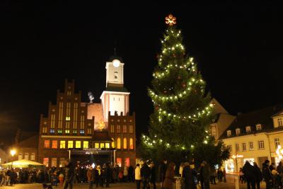 Foto des Albums: Adventsleuchten auf dem Wittstocker Marktplatz (02.12.2014)