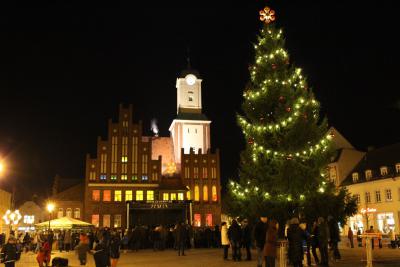 Foto des Albums: Adventsleuchten auf dem Wittstocker Marktplatz (02.12.2014)