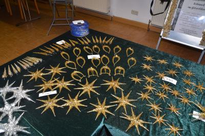 Vorschaubild: Goldene Sterne, Zapfen, Schaukeln und Harfen schmücken den Tisch