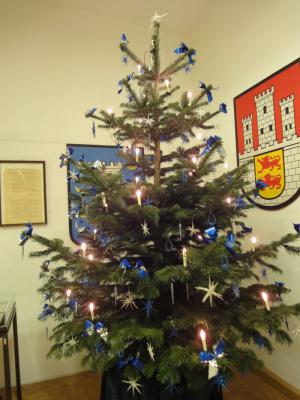 Vorschaubild: Ein Christbaum mit blauen und silbernen Sternen schmückte die Ausstellung