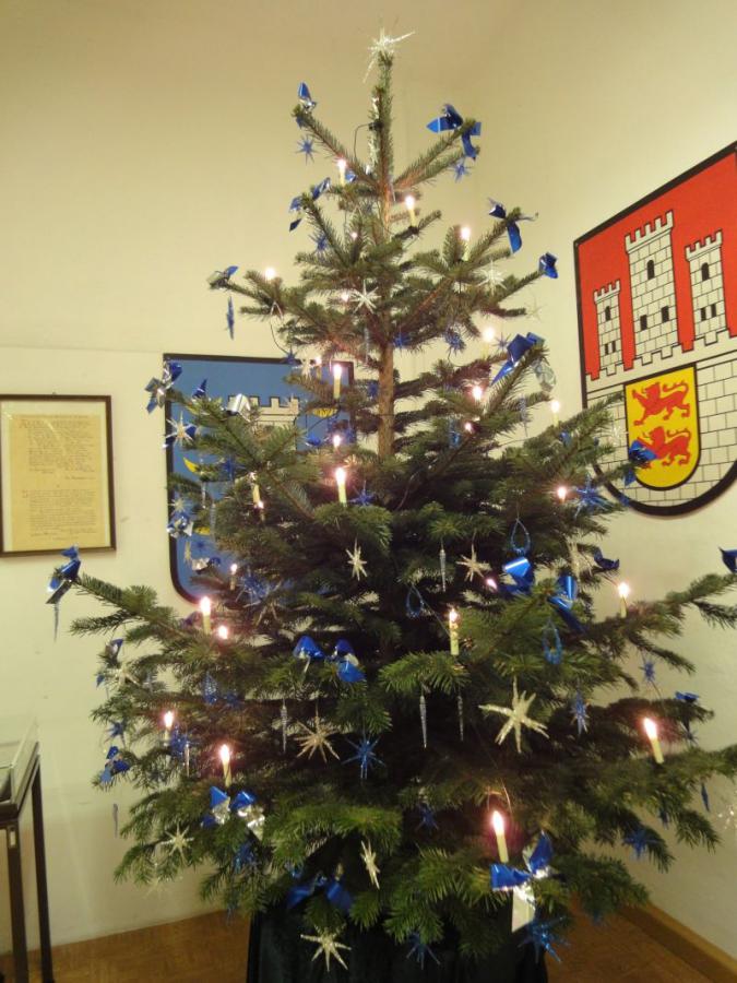 Bild: Ein Christbaum mit blauen und silbernen Sternen schmückte die Ausstellung