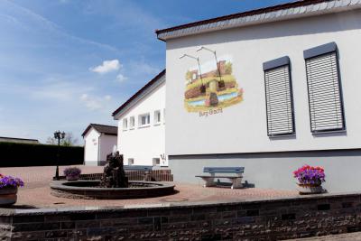 Burgbracht DGH  (Bild vergr&ouml;&szlig;ern)