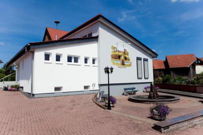 Burgbracht DGH  (Bild vergr&ouml;&szlig;ern)