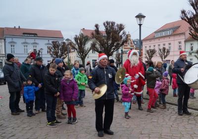 Foto des Albums: Abholen des Weihnachtsmanns und Märchenstunde in Dahme/Mark (24.12.2014)