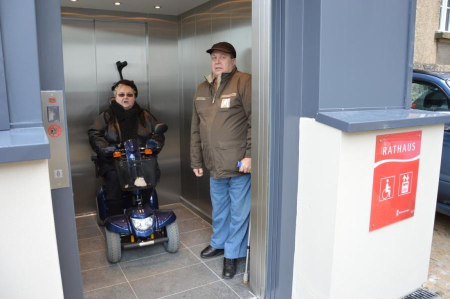 Bild: Resi Kämling vom Seniorenbeirat und Lothar Haase vom Behindertenverband: alles OK!