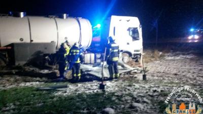 Einsatzkr&auml;fte bei Arbeiten zum Auffangen von Diesel 