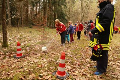 Der Ball muss durch ein Parkur gelenkt werden ... 