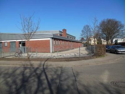 8.3.2015: Die Fahrradst&auml;nder an der Turnhalle sind schon fertig. 
