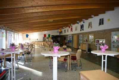 Die Pausenhalle ist geschm&uuml;ckt f&uuml;r die Eltern. 