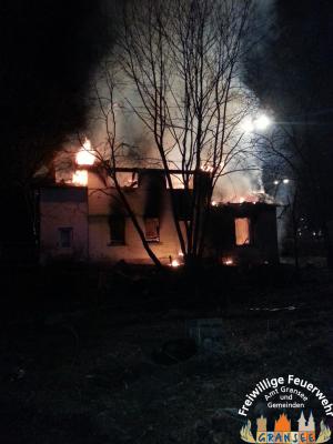 Geb&auml;ude in Vollbrand 
