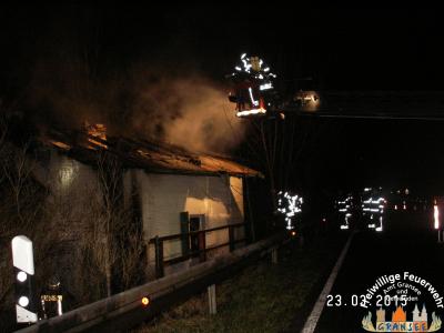 L&ouml;sch- und Aufbrucharbeiten aus dem Korb der Drehleiter 