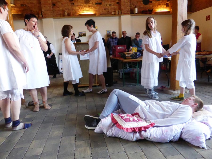 Bild: Die Nazzaer Tanzgruppe nach der Wäschemodenschau mit ihrer Tanzeinlage