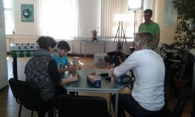 Kerstin und Jakob beim Jengaspielen 