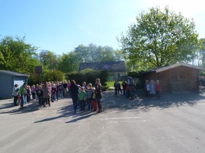Alle Klassen sammeln sich auf dem Schulhof. 